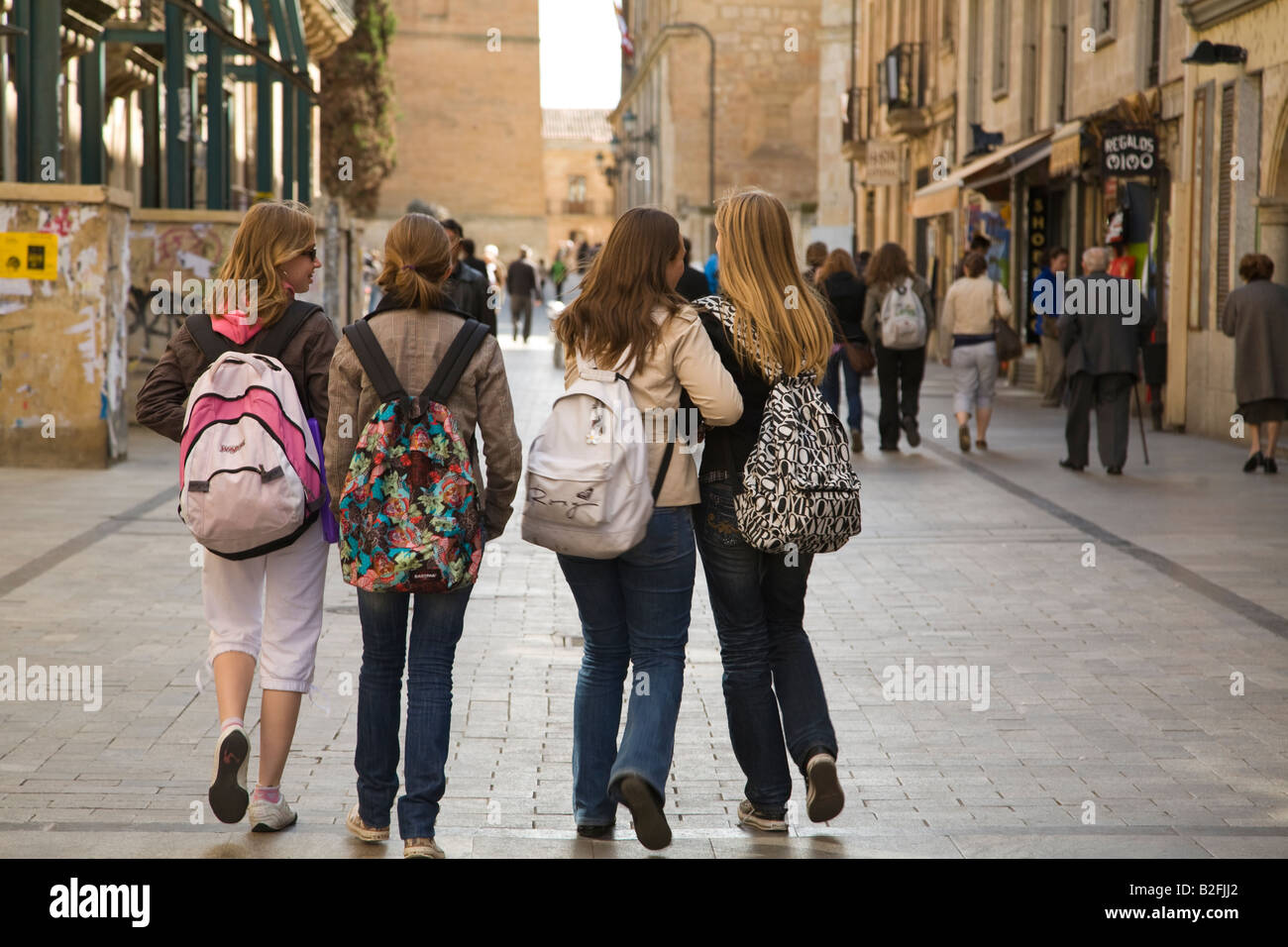 Espagne Salamanque quatre élèves du secondaire et les amis avec des sacs à pied vers le bas dans la rue Ville Banque D'Images