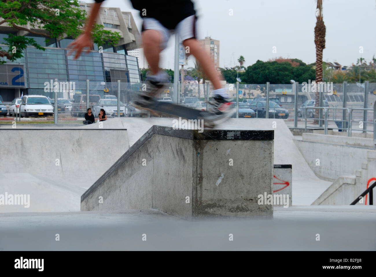 Israël Tel Aviv Yad Eliyahu Urban sport extrême park Young male effectuant cascades avec une planche à roulettes Banque D'Images