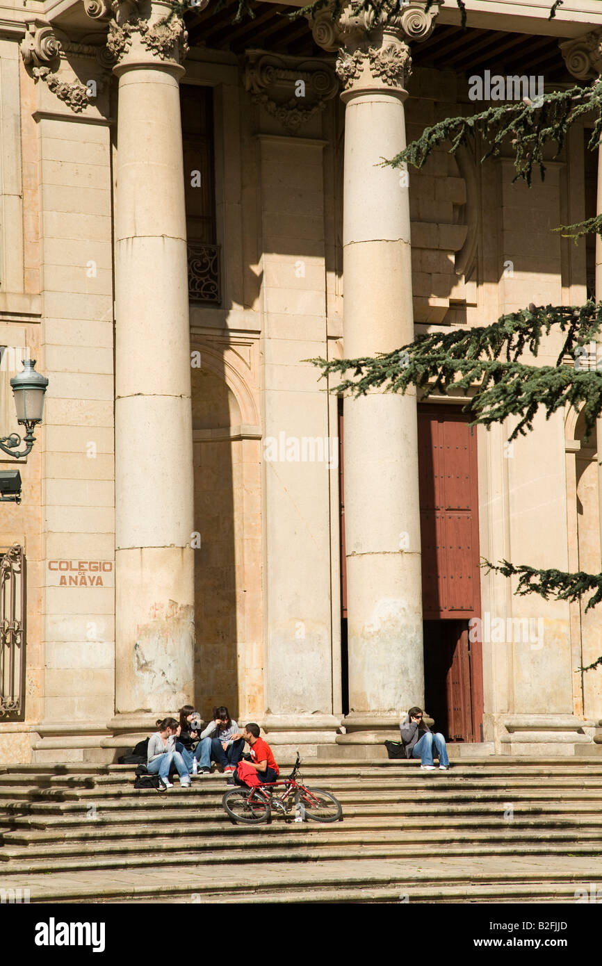 Les étudiants de Salamanque en Espagne s'asseoir sur les marches de Colegio de Anaya o de San Bartolome college building étapes Banque D'Images