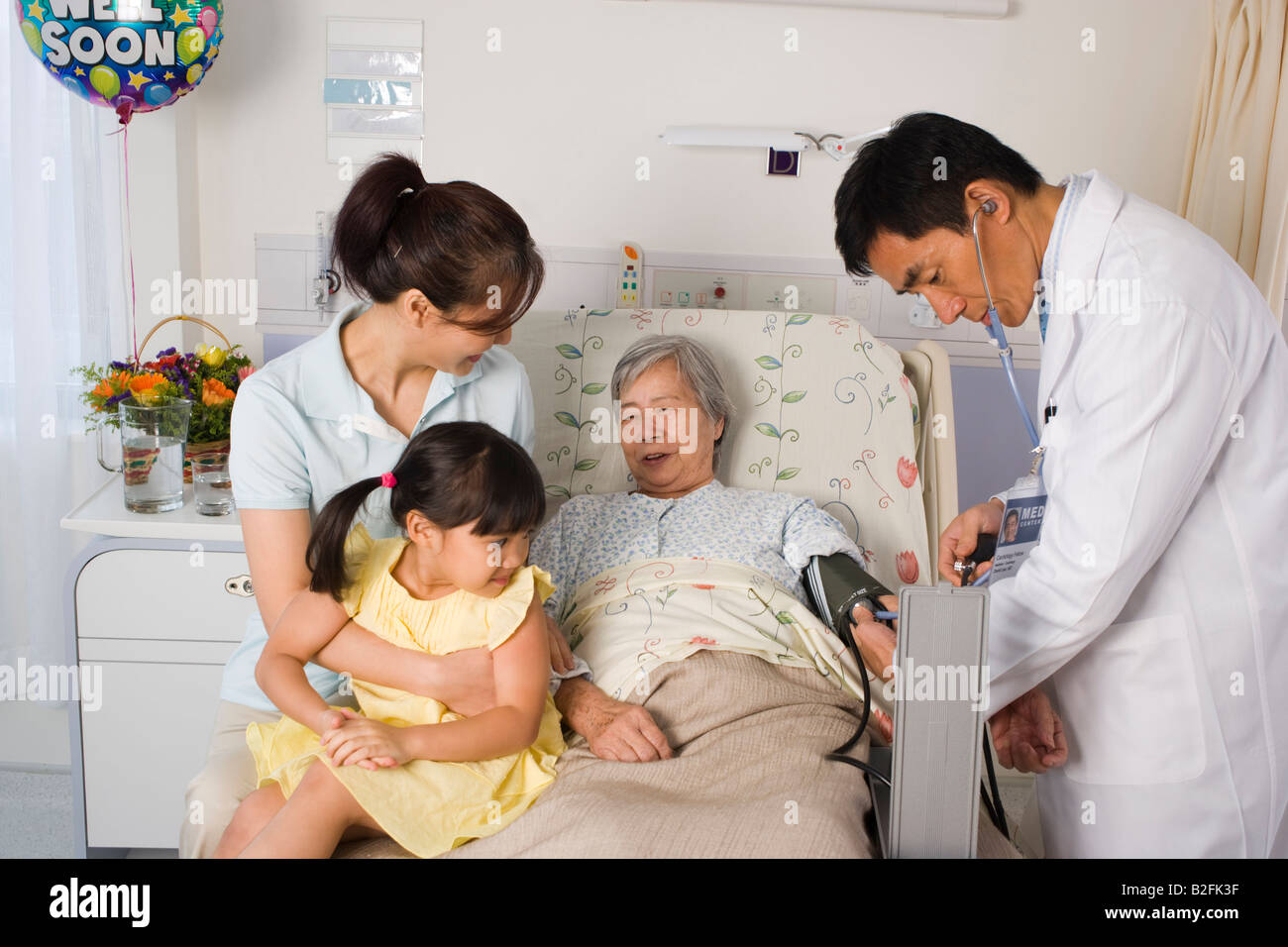 Portrait d'un homme médecin contrôle de la pression artérielle d'un patient Banque D'Images