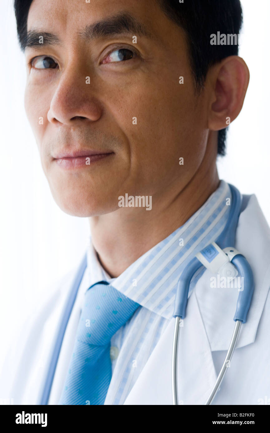 Close-up d'un homme médecin avec un stéthoscope autour du cou Banque D'Images