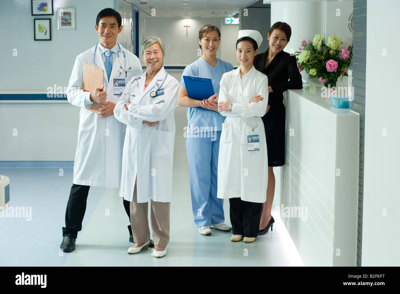 Portrait of medical staff debout dans un couloir et smiling Banque D'Images