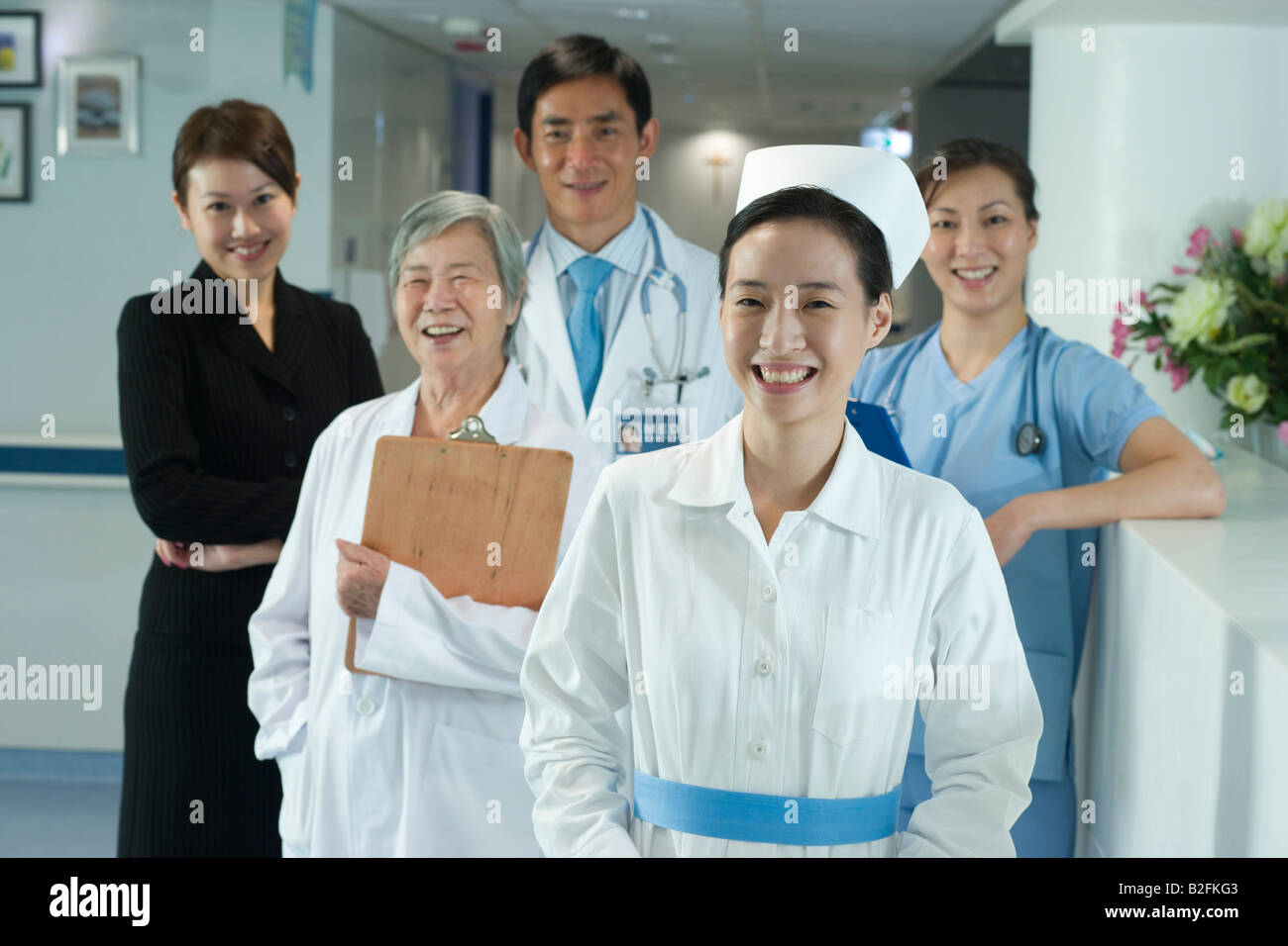 Portrait of medical staff debout dans un couloir et smiling Banque D'Images
