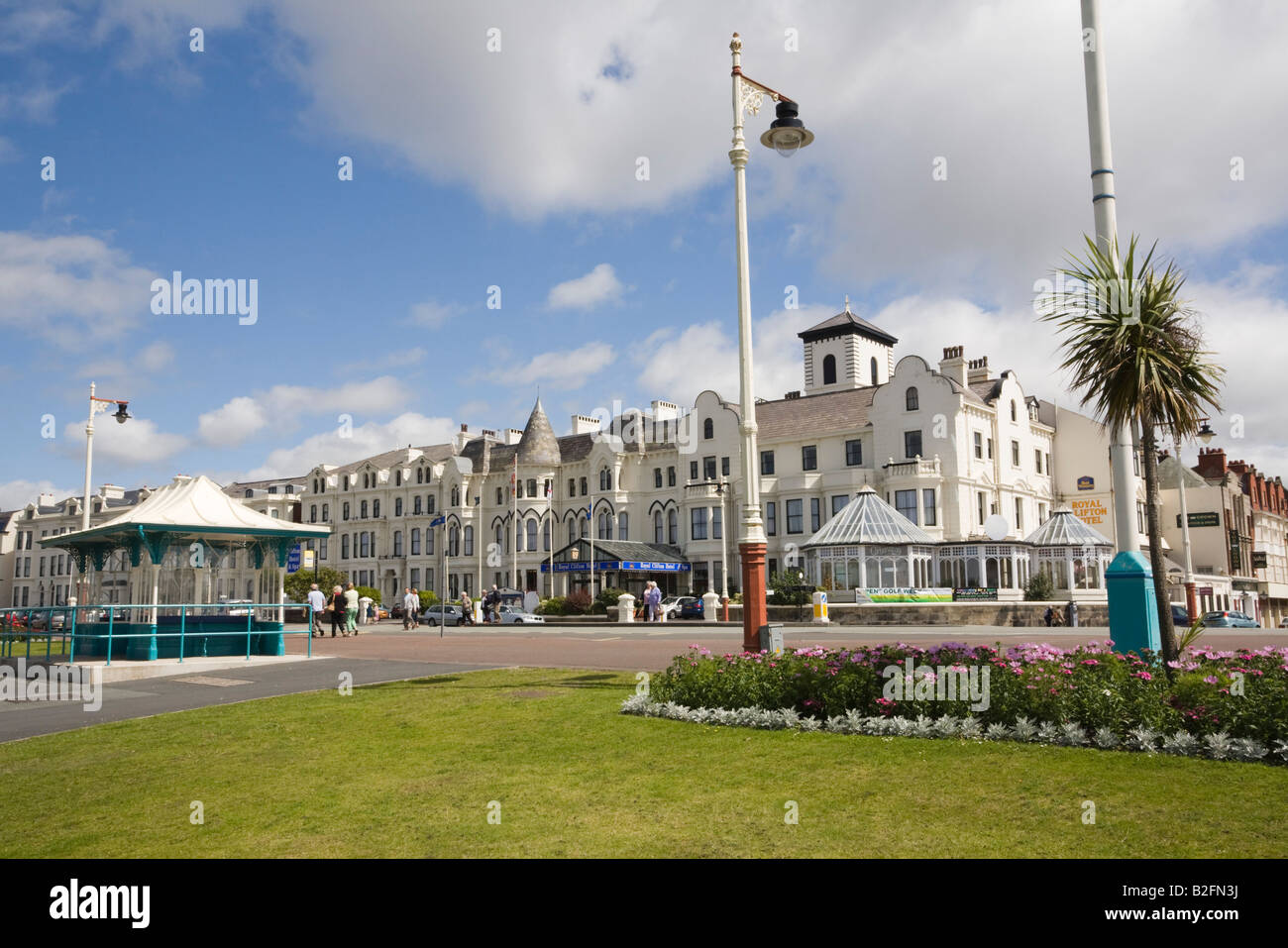 Jardins en bord de mer et victorien hôtels en station balnéaire classique en été. Southport Merseyside England Royaume-Uni Grande-Bretagne Banque D'Images