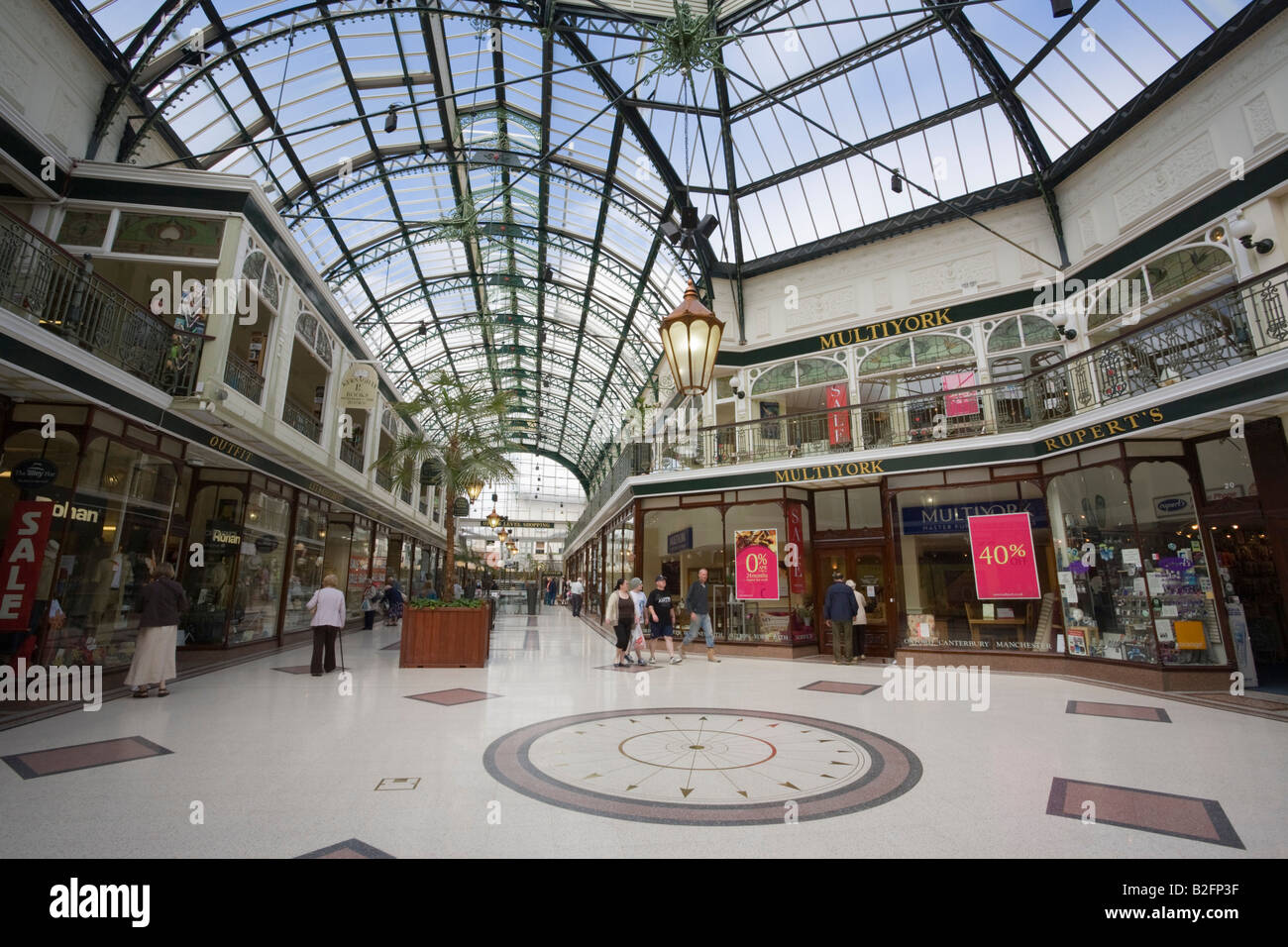 Southport Merseyside England UK Voyageurs arcade shopping centre scène de rue avec toit dôme en verre Banque D'Images