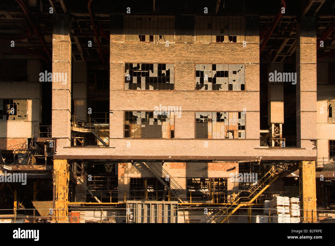 Fenêtres brisées d'une usine abandonnée, usine Brunner Mond Winnington Northwich Cheshire UK Banque D'Images