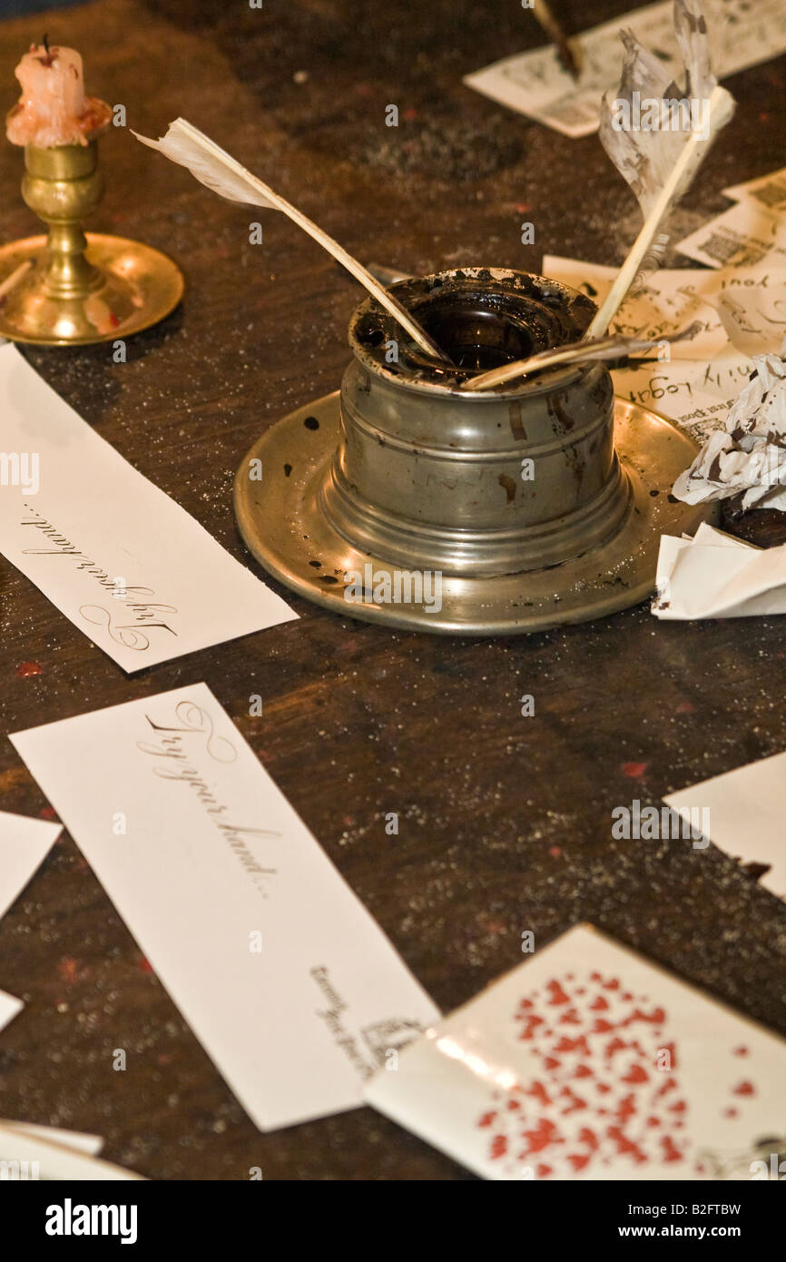 Plumes trempées dans l'encre cup Banque D'Images