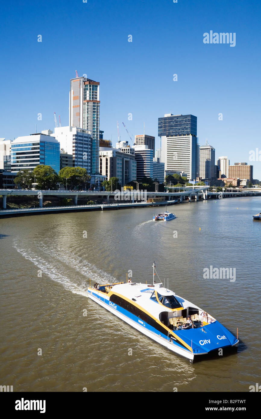 Un ferry CityCat croisières le long de la rivière Brisbane avec les toits de la ville au-delà. Brisbane, Queensland, Australie Banque D'Images