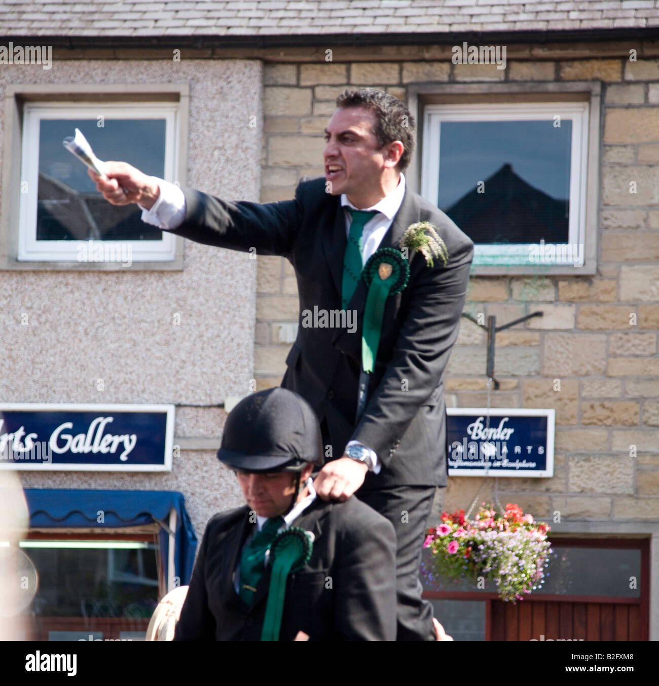 Homme récitant la poésie locale à cheval au cours de l'École commune Langholm Langholm Scotland UK Banque D'Images