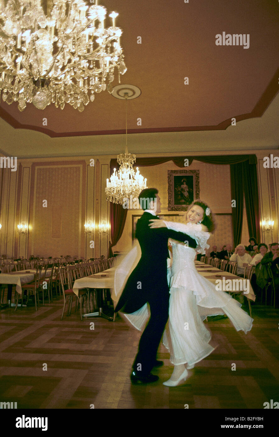 Couple valser dans une salle de bal de Vienne Banque D'Images