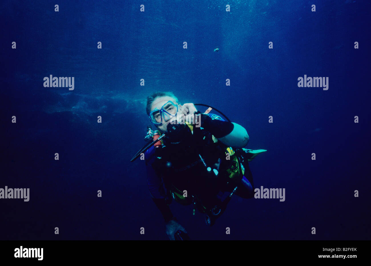 Barry se terminant une autre plongée dans le merveilleux eaux au large de la Thaïlande. Banque D'Images