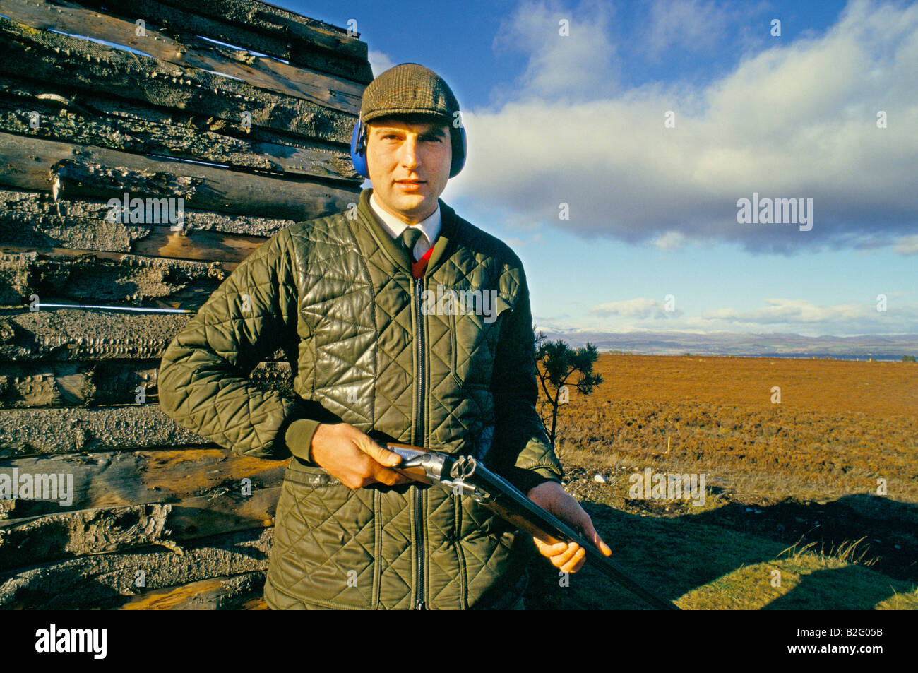 L'homme en train de charger son arme tout en tir au pigeon d'argile Banque D'Images