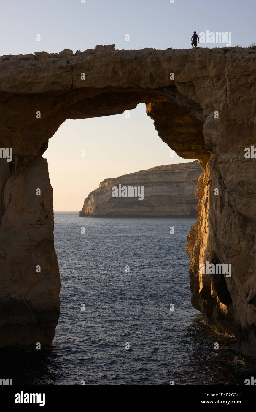 Homme debout sur rock formation sur les côtes de l'île de Gozo, Malte Banque D'Images