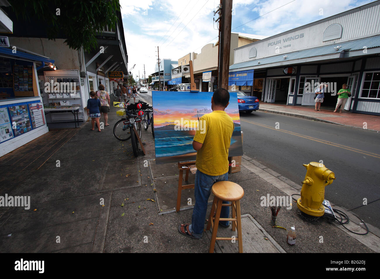 Un artiste travaille parmi les boutiques de la rue Front à Lahaina, Hawaii sur l'île de Maui. (Photo de Kevin Bartram) Banque D'Images