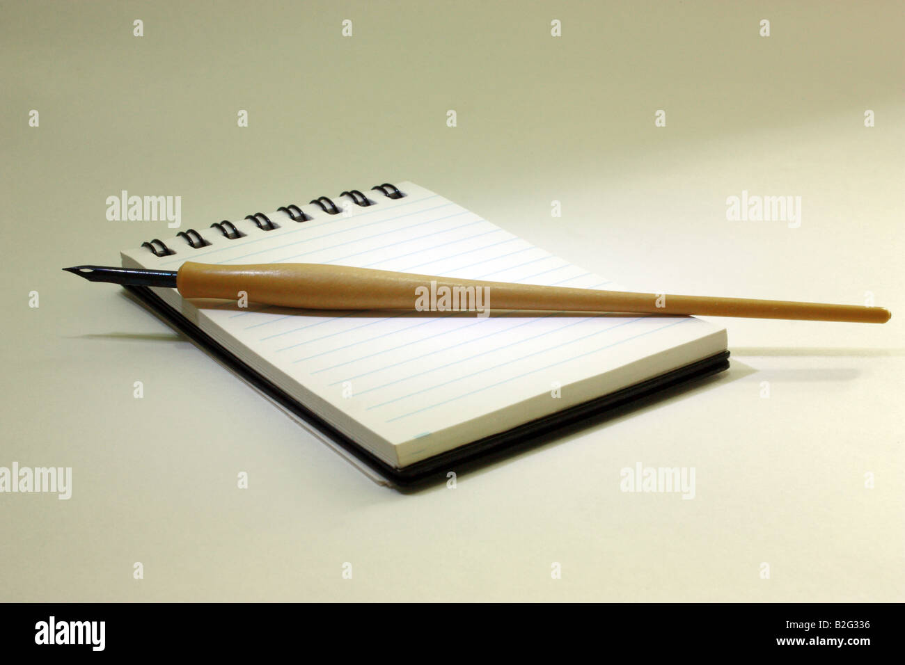 Stylo plume de calligraphie de cartographie tourné sur un bloc-notes Banque D'Images