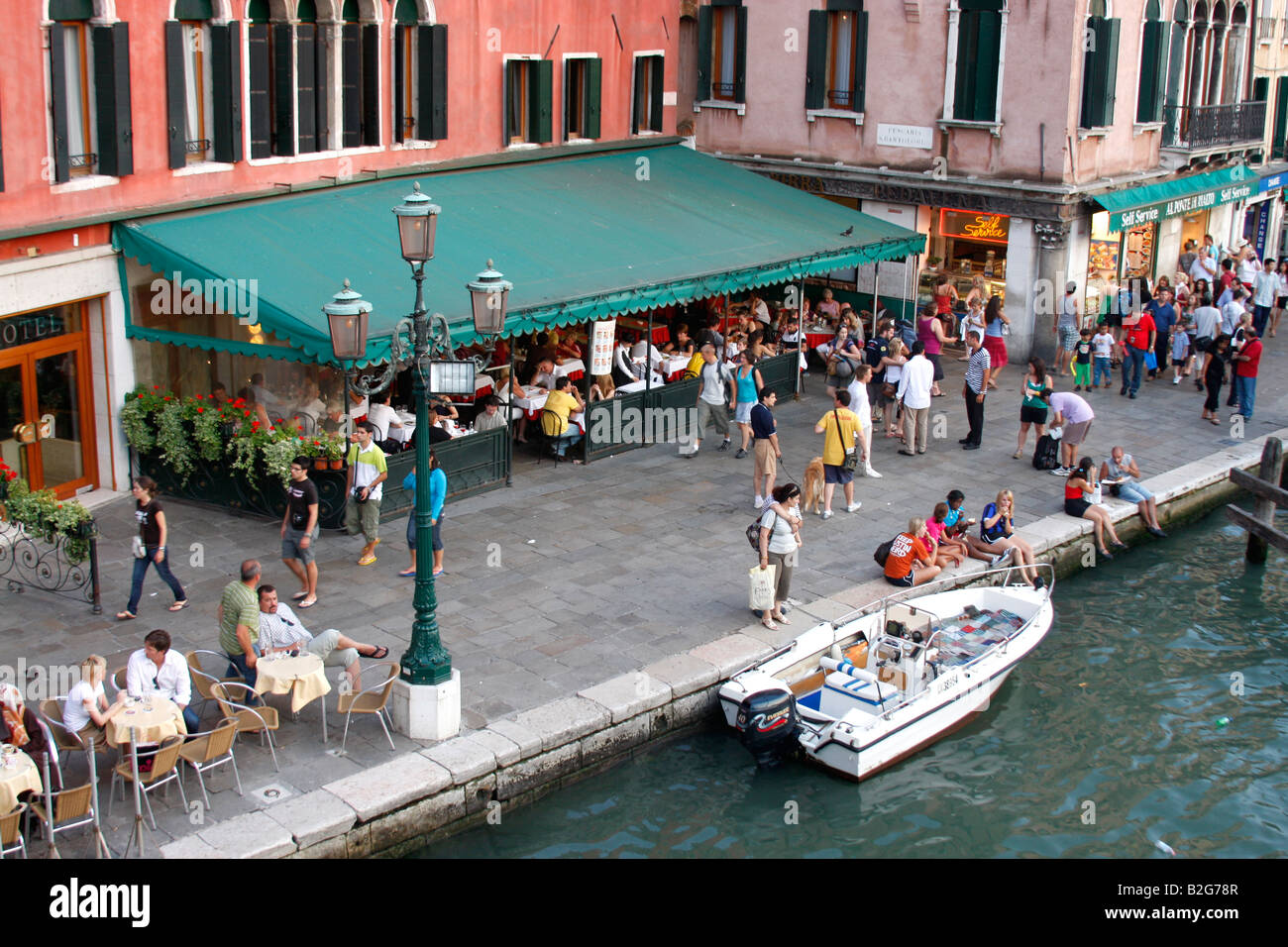 Cafe society le long du Grand Canal, Venice. Banque D'Images