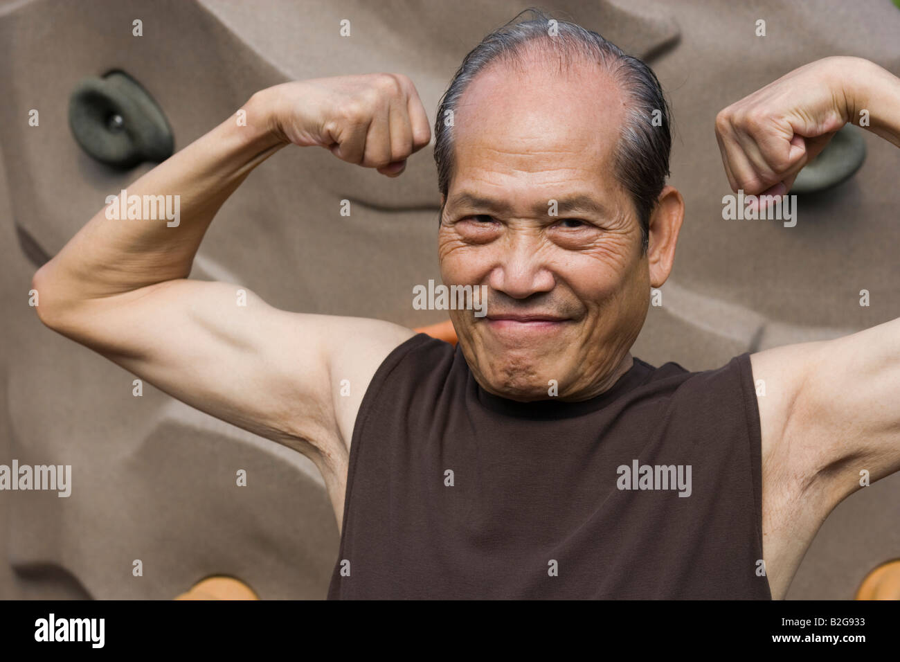 Portrait of a senior man flexing muscles Banque D'Images