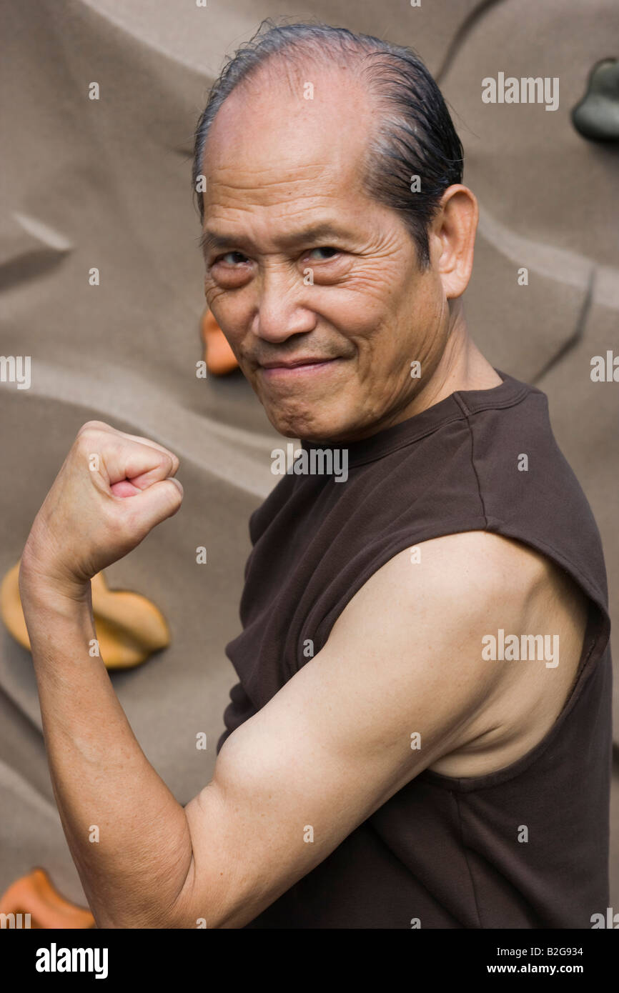 Portrait of a senior man flexing muscles Banque D'Images