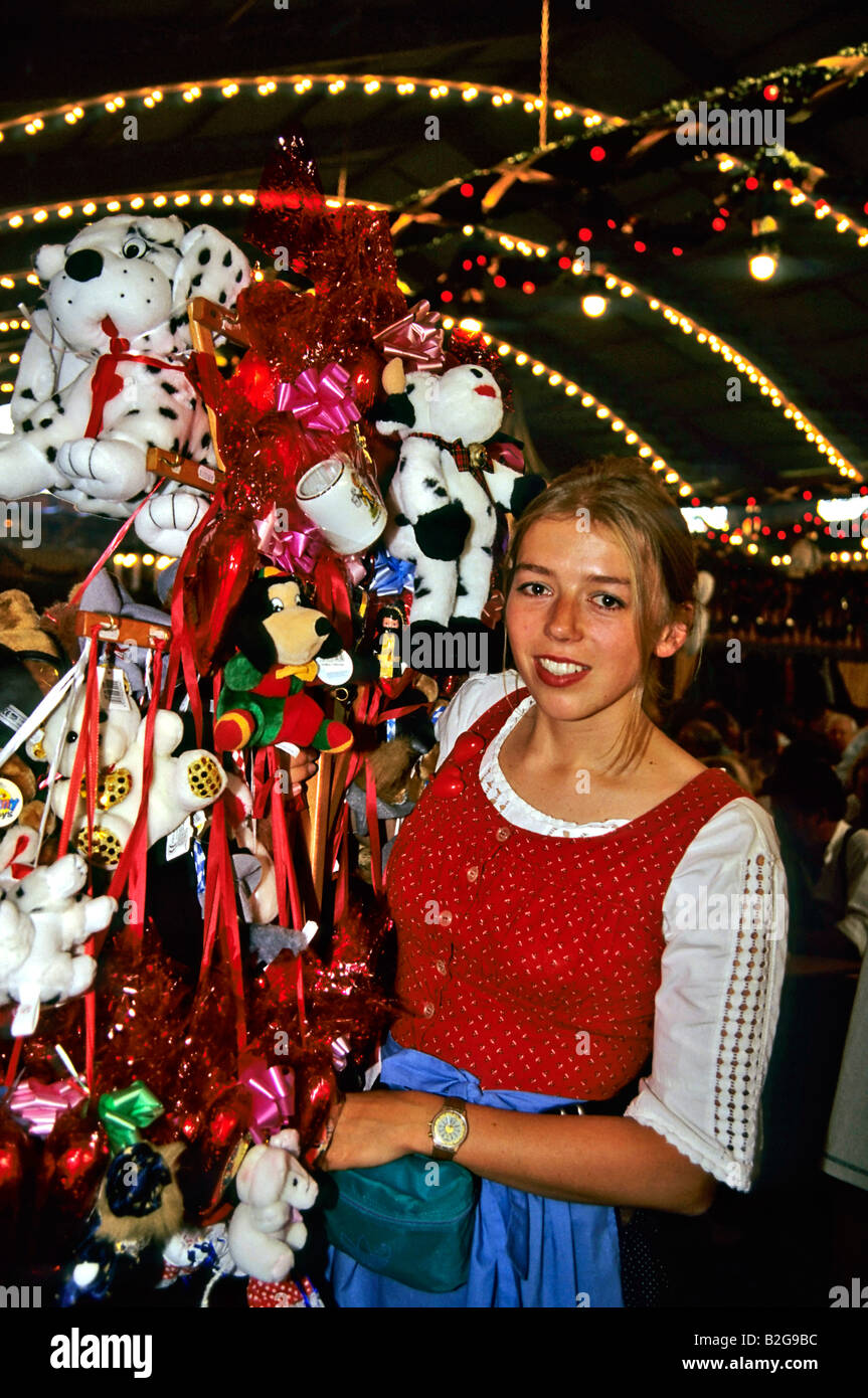 Serveuse avec lass en tente à bière à l'Oktoberfest munich bavaria kellnerin dirndl mit im bierzelt auf der wiesn muenchen bayern Banque D'Images