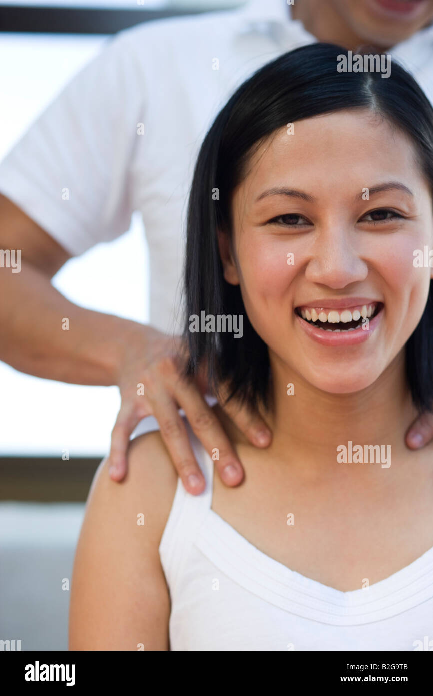 Portrait of a Mid adult woman getting massage de l'épaule d'un homme Banque D'Images