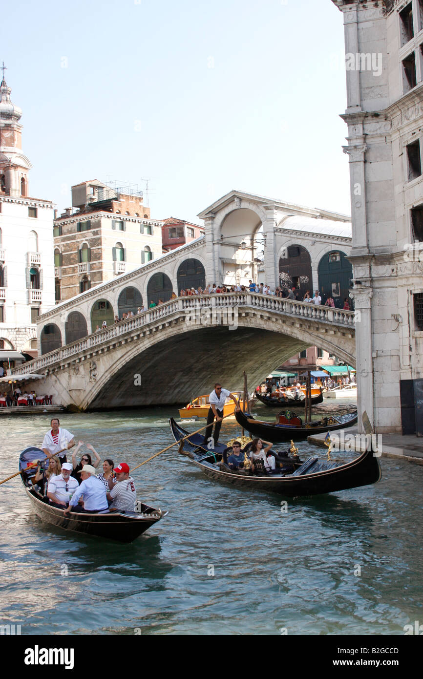 Les touristes appréciant une soirée ride sur une gondole à Venise, Banque D'Images