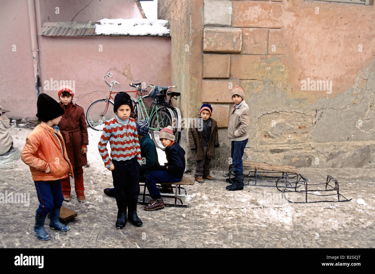 Enfants ROUMANIE TRANSYLVANIE DE RECEVOIR DE L'AIDE DE L'OUEST Banque D'Images