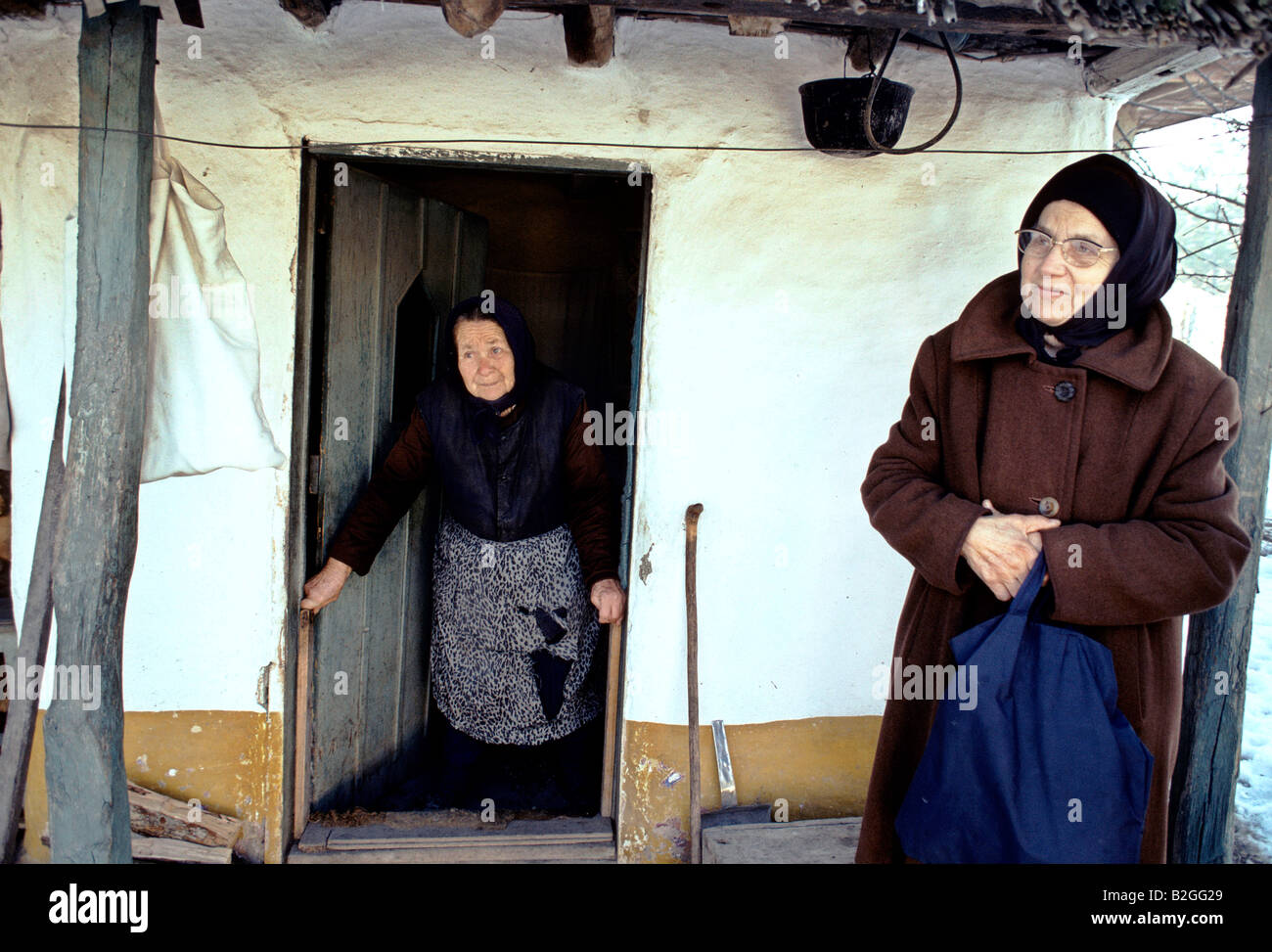 Les vieilles femmes à l'extérieur de maison à Snagov, Bucarest, Roumanie Banque D'Images