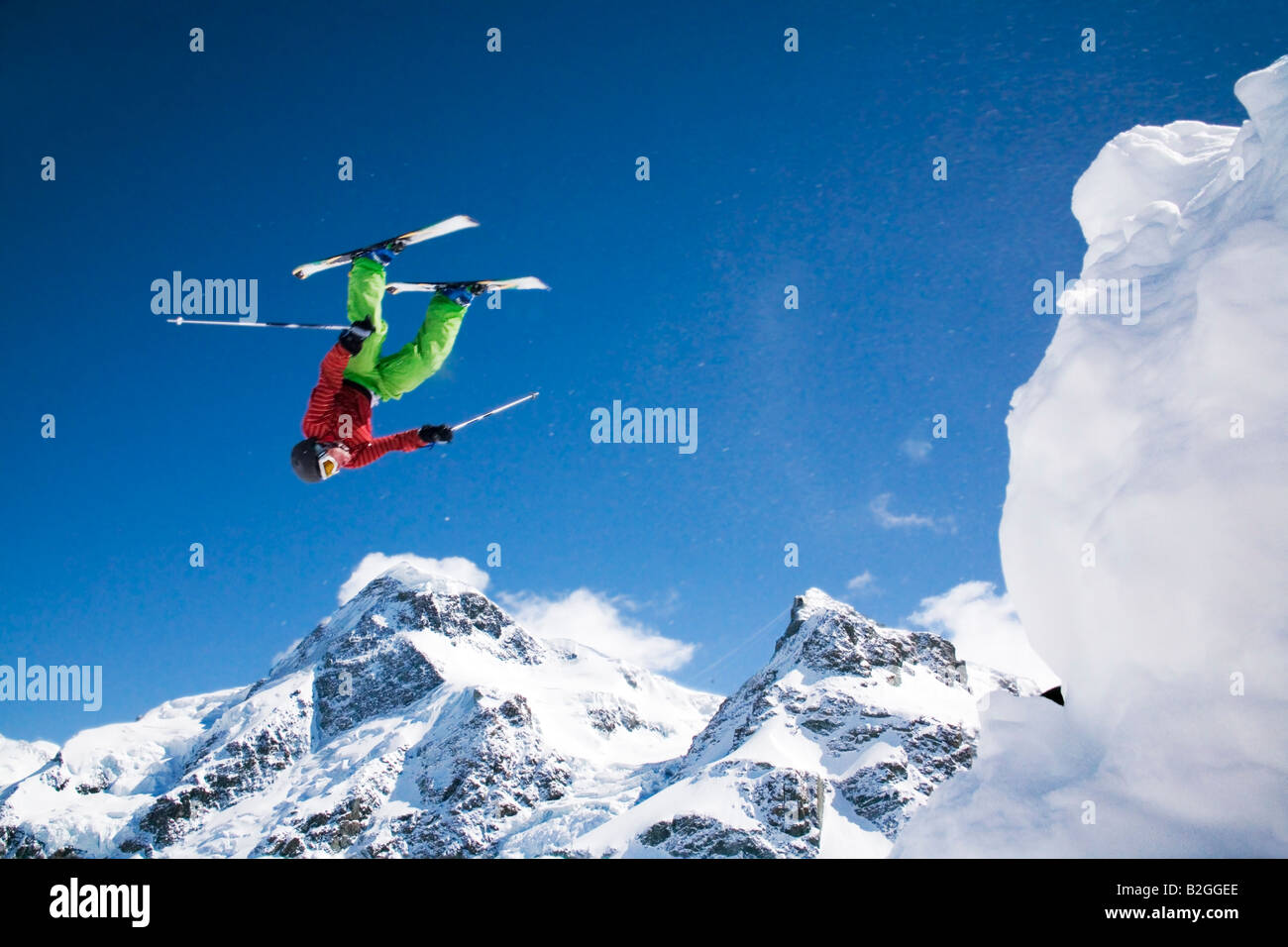 Ski acrobatique Saut ski skieur skieur skisport saut sensationnel vol neige montagnes Banque D'Images