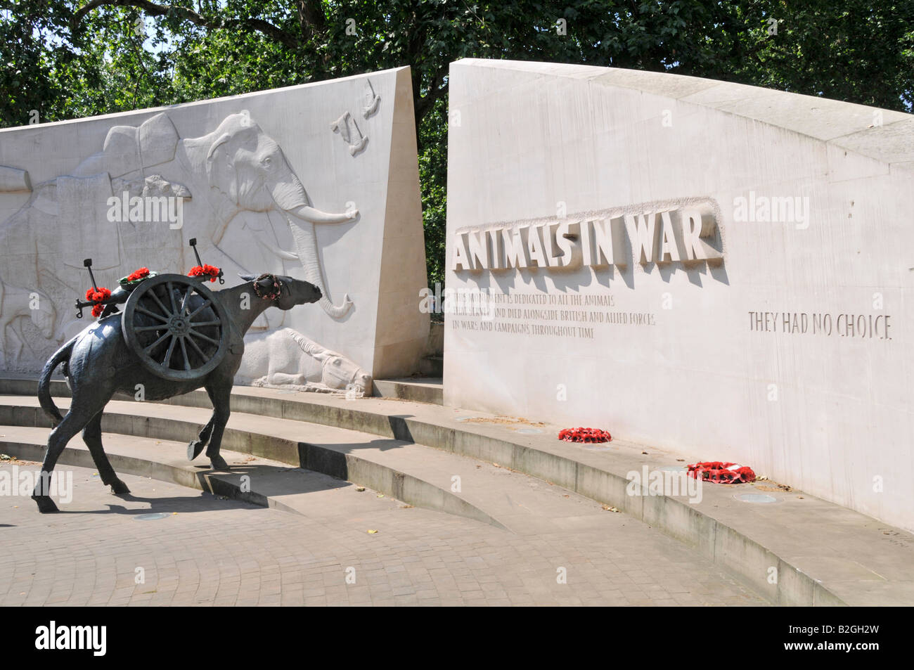 Animaux en guerre mémorial mule de bronze et sculpture murale en pierre de Portland courbée par le sculpteur anglais David Backhouse Park Lane Hyde Park Londres Angleterre Royaume-Uni Banque D'Images