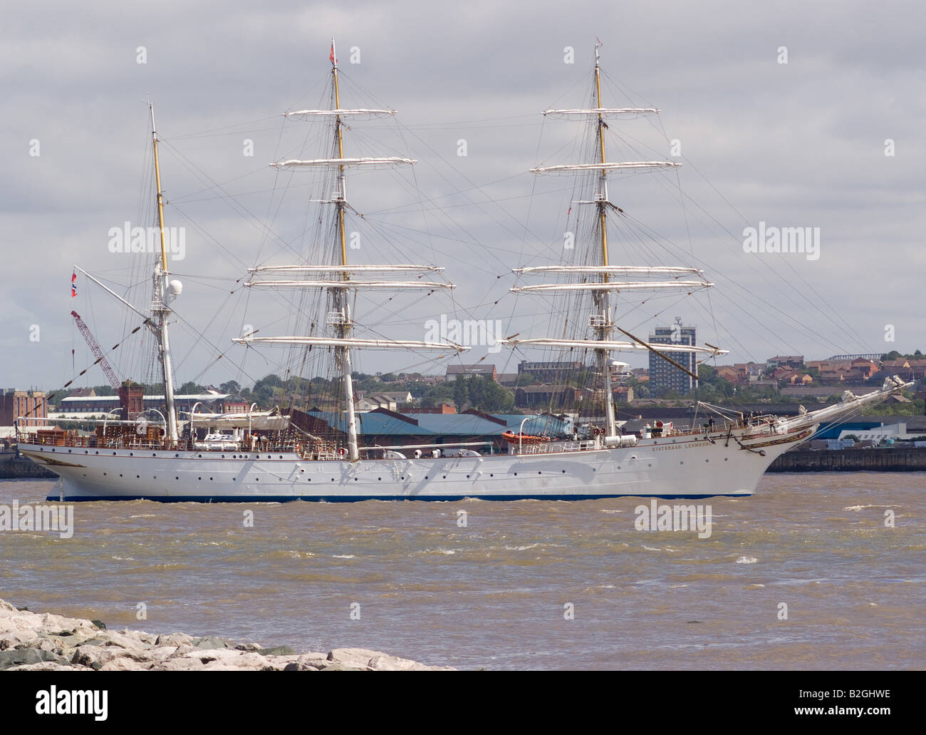 Le grand voilier norvégien Statsraad Lehmkuhl en route pour le début de la course des grands voiliers Mersey Liverpool Angleterre 2008 Banque D'Images