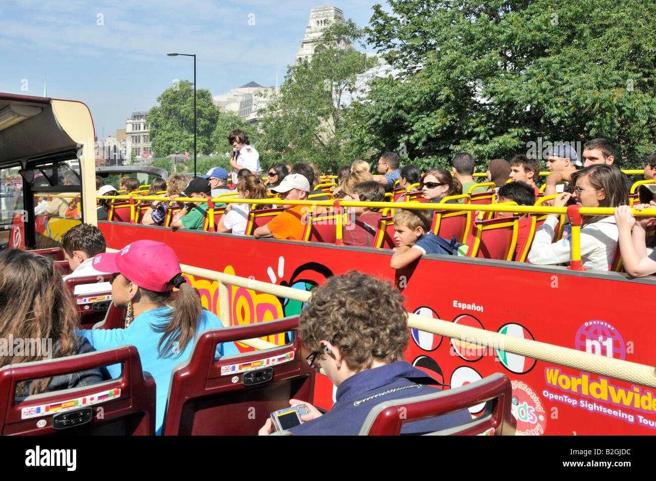 Londres Angleterre deux open top bus à côté de l'autre les touristes de visiter le pont supérieur Banque D'Images