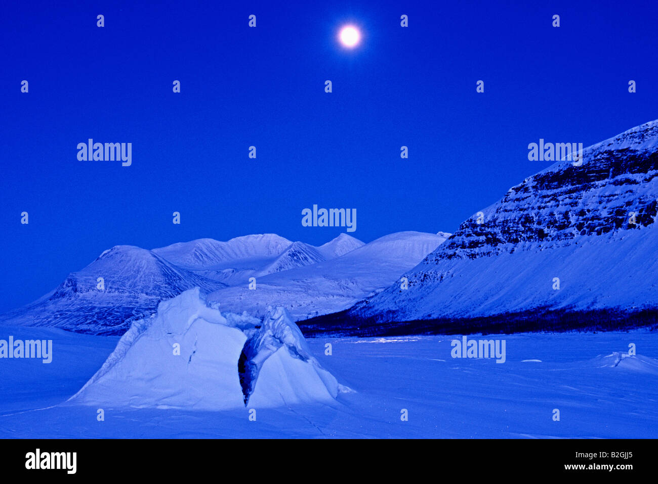 Lac Akkajaure lune soir paysage de neige hiver Laponie Suède norrbotten Sjoefallet np le Parc National de Stora Banque D'Images