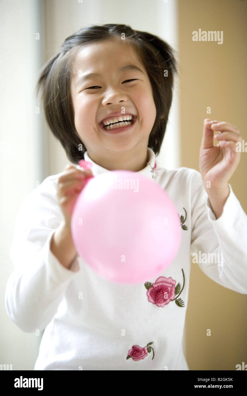 Portrait d'une jeune fille jouant avec un ballon Banque D'Images