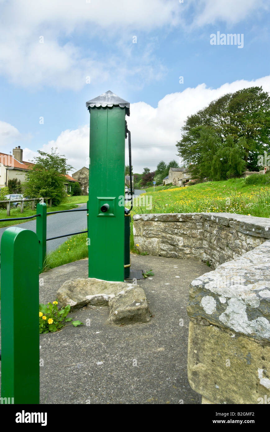 L'ancienne pompe à eau sur la place du village de Thornton Steward dans Yorkshire du Nord Banque D'Images