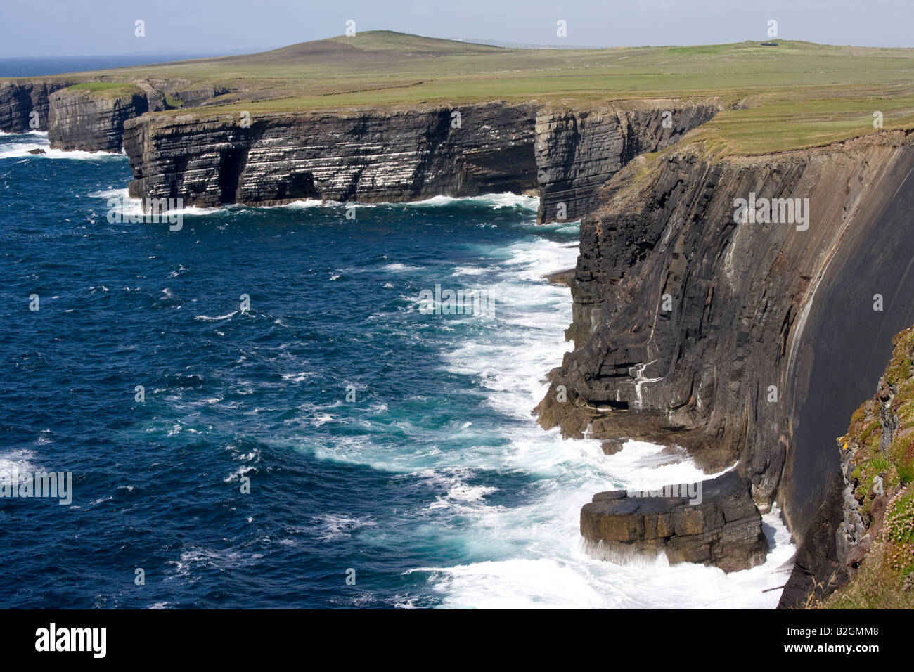 Bord de la falaise sur la côte atlantique, dans le comté de Clare, Irlande Banque D'Images
