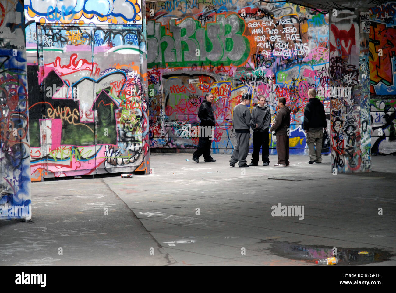 Groupe de jeunes lads t Rive Sud Skate Park Banque D'Images
