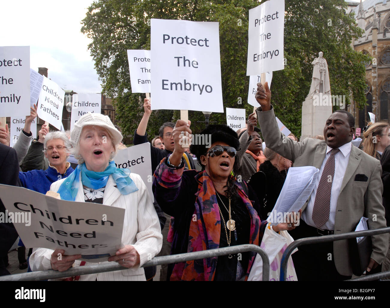 Groupe anti avortement à l'extérieur du Parlement Juin 2008 combats pour avoir le droit de limite d'âge inférieure. Banque D'Images