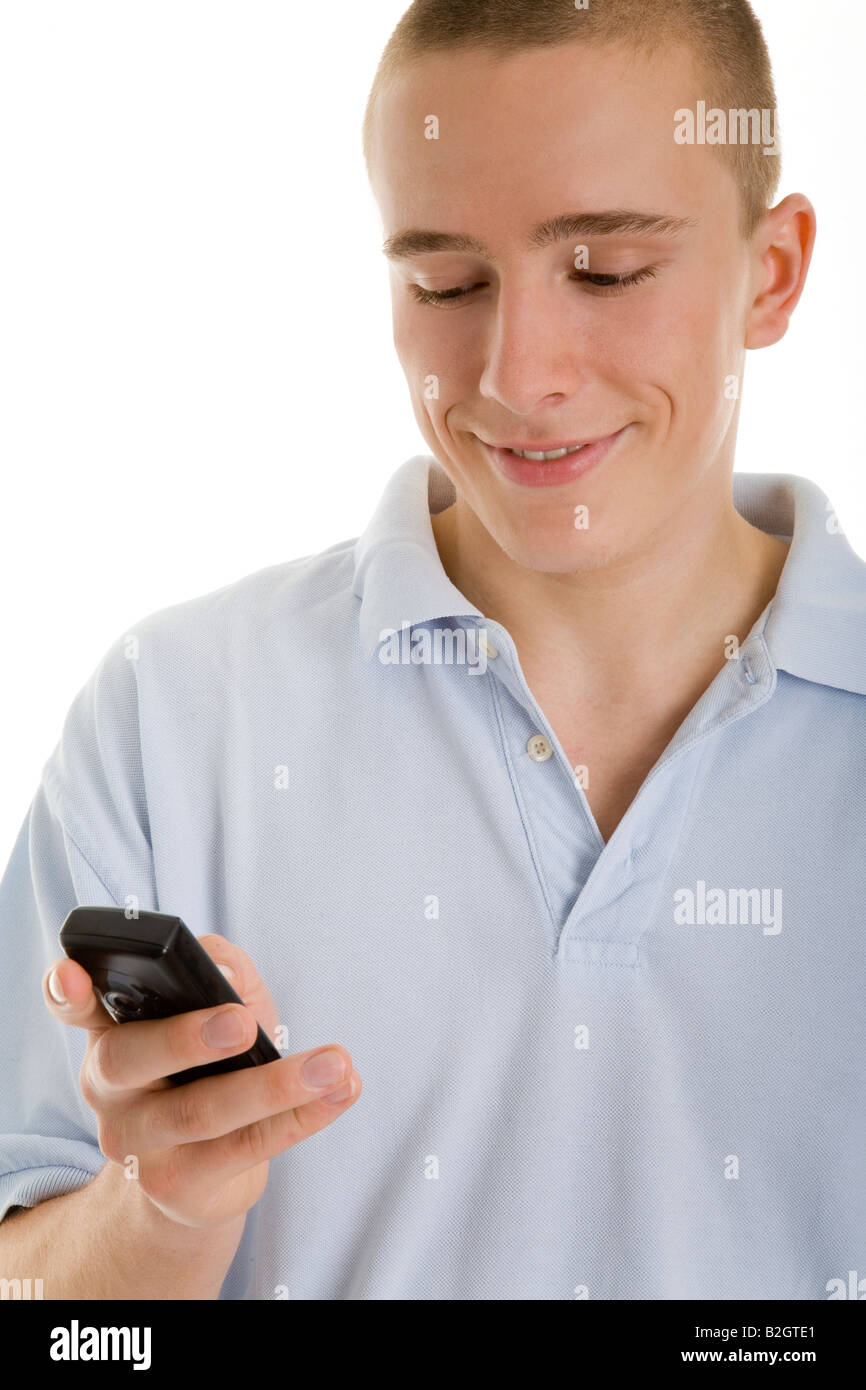 Jeune homme souriant sourire message sms mobil Banque D'Images