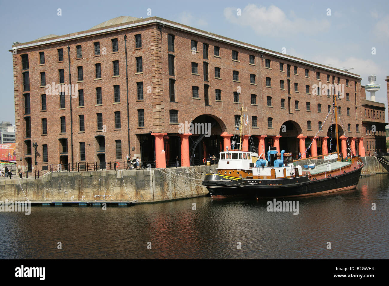 Ville de Liverpool, en Angleterre. Remorqueur Brocklebank et MCV Wincham amarrée le long du Merseyside Maritime Museum à l'Albert Docks. Banque D'Images
