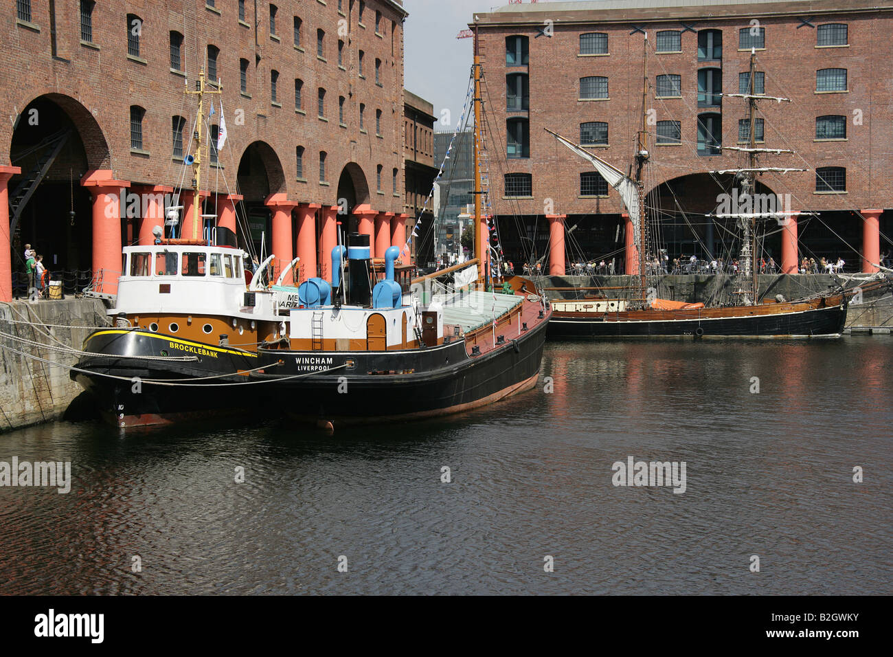 Ville de Liverpool, en Angleterre. Remorqueur Brocklebank et MCV Wincham amarrée le long du Merseyside Maritime Museum à l'Albert Docks. Banque D'Images