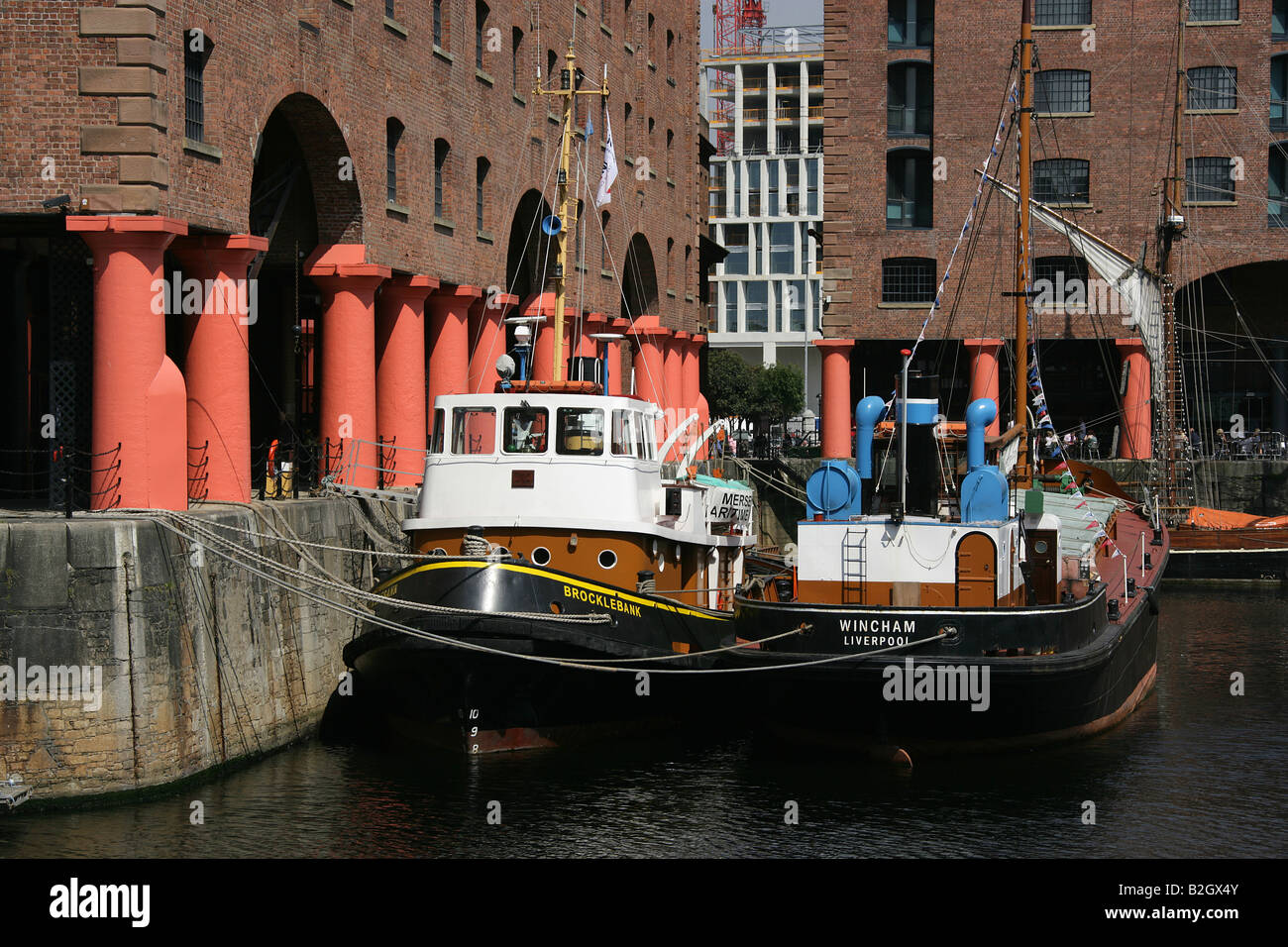 Ville de Liverpool, en Angleterre. Remorqueur Brocklebank et MCV Wincham amarrée le long du Merseyside Maritime Museum à l'Albert Docks. Banque D'Images