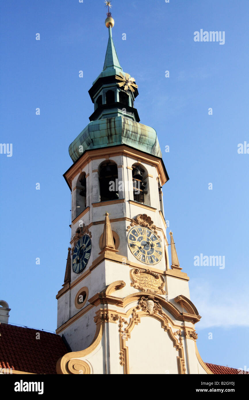 Le Clocher Loreto transperce le ciel au-dessus des châteaux de Prague, Prague, République Tchèque Banque D'Images