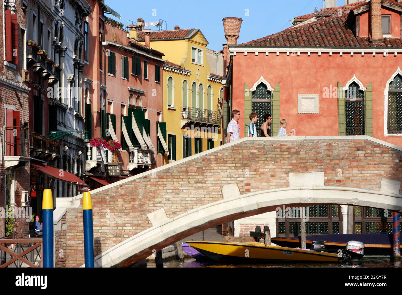 Le moelleux de couleur historique un pont-canal et palais à Venise Banque D'Images