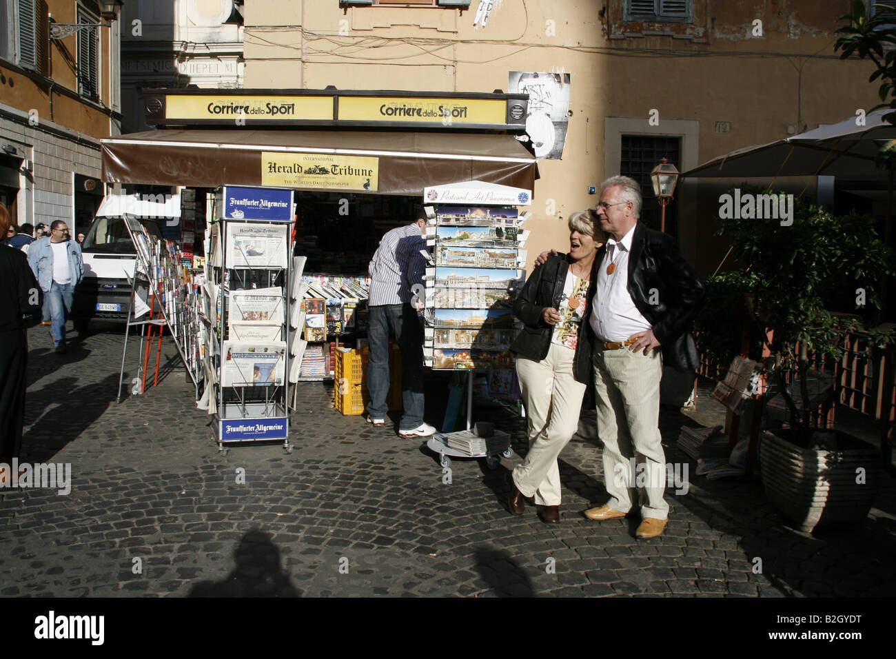 Couple standing par kiosque situé dans le Trastevere, Rome Banque D'Images