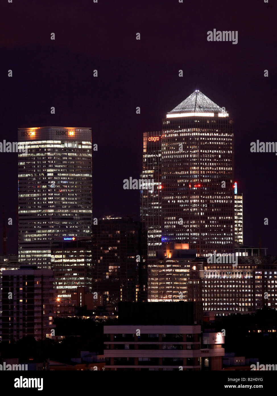 Vue sur Canary Wharf à Londres la nuit Banque D'Images