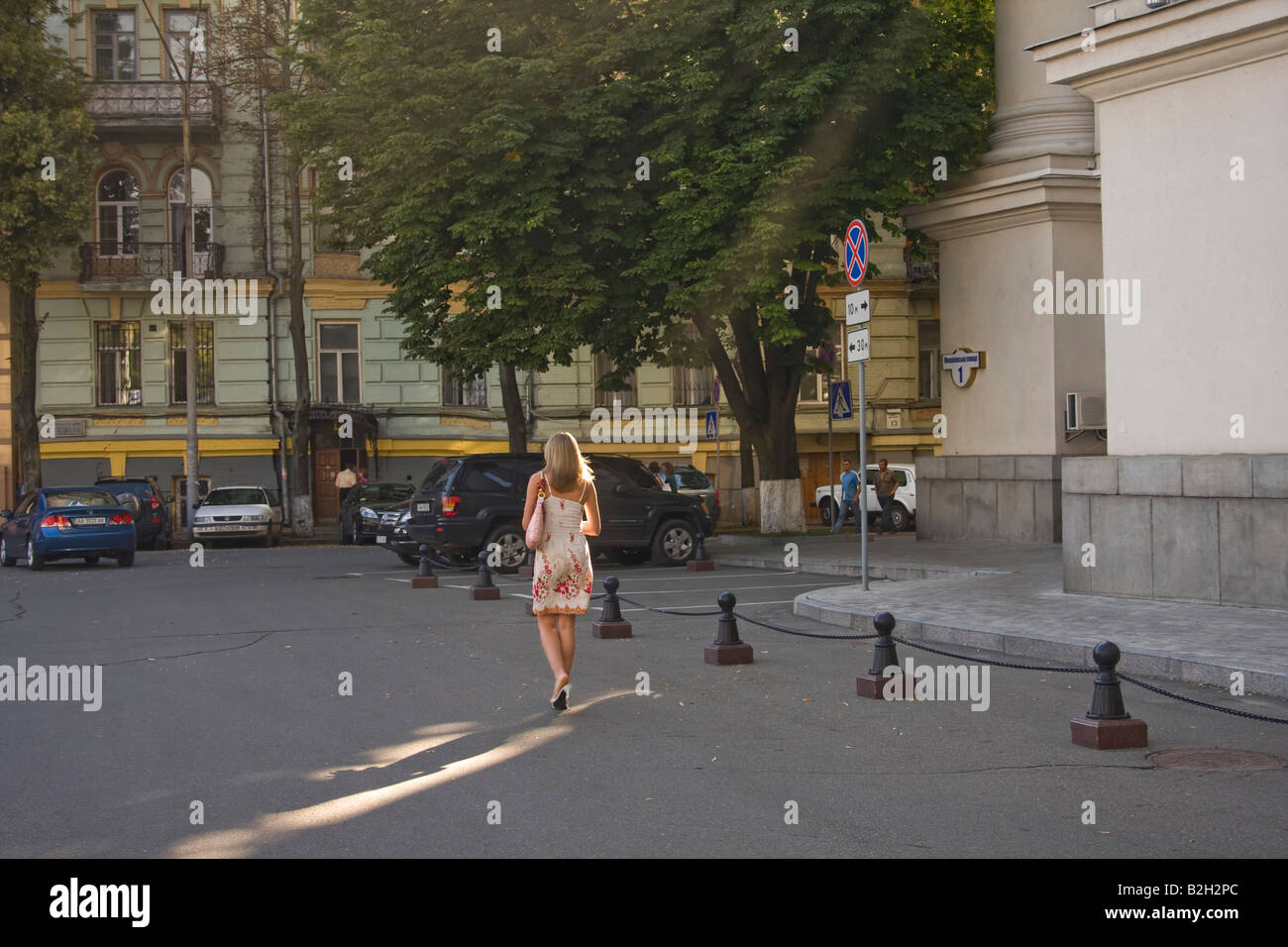 Woman walking in Kiev, Ukraine Banque D'Images