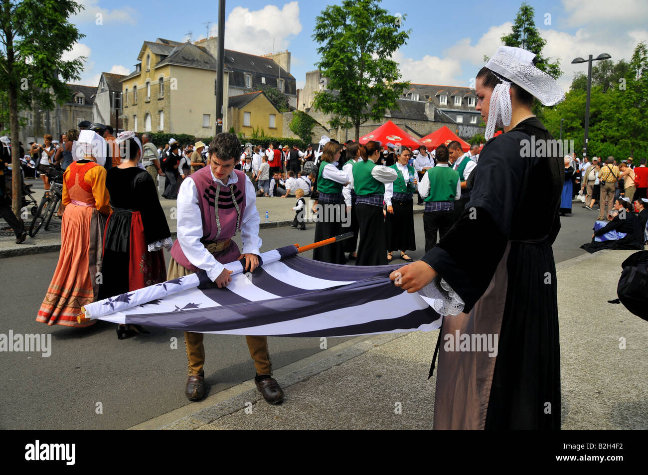 Breton folk costume Banque de photographies et d'images à haute résolution  - Alamy