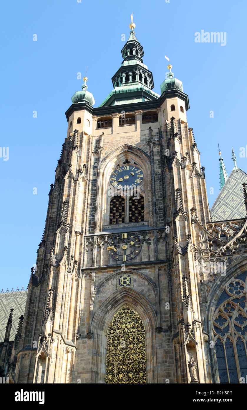 La tour de la Cathédrale St Vitus avec la Renaissance doré grill et deux cadrans de montre dans la troisième cour du château de Prague Banque D'Images