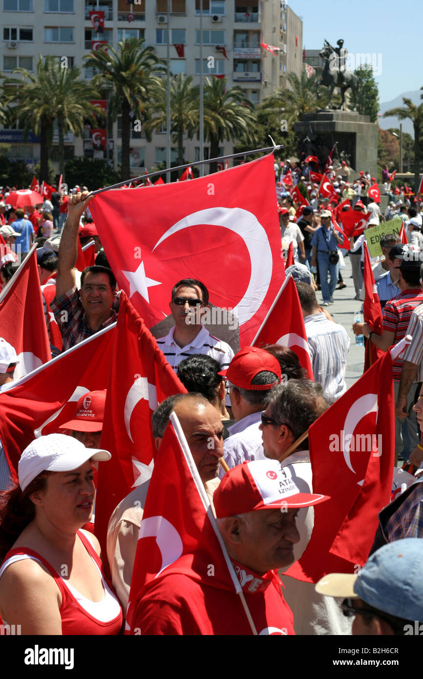 Personnes qui défendent avec drapeaux turcs dans l'pro rally laïque à Izmir Turquie 13 mai 2007 Banque D'Images