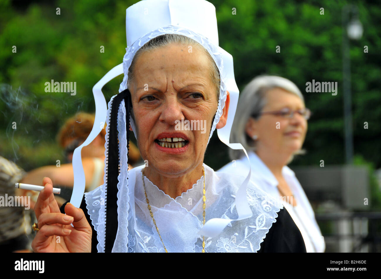 Portrait d'une vieille femme en costume traditionnel cigarette festival de Cornouaille à Quimper 2008 Banque D'Images